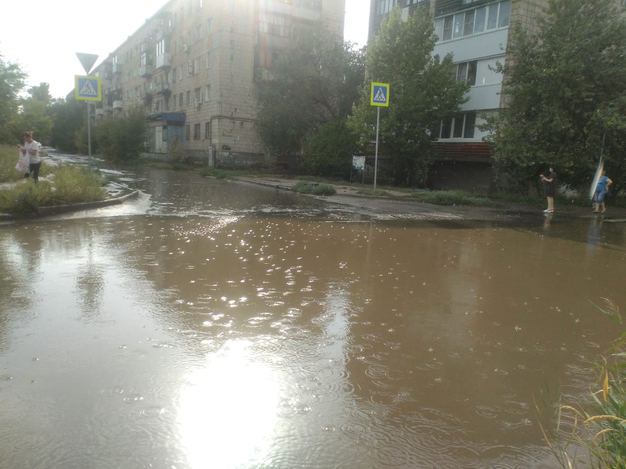 Ливень в волгограде сегодня. Ливень в Волгограде. Потоп в Волгограде. Ливень летом. Дождь потоп.