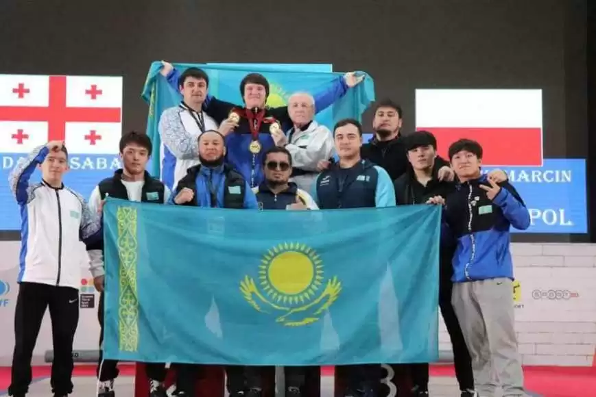 Казахстанские тяжелоатлеты завоевали 10 медалей на юношеском ЧМ