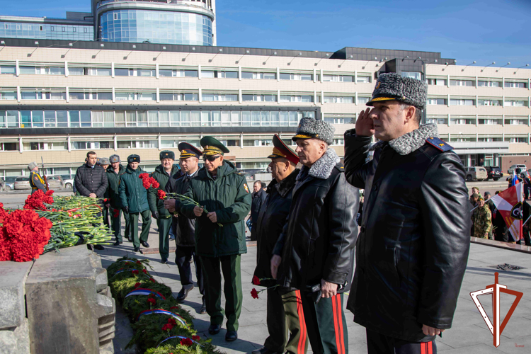 В День войск национальной гвардии сотрудники и военнослужащие ведомства возложили цветы к мемориалу «Черный тюльпан» в Екатеринбурге