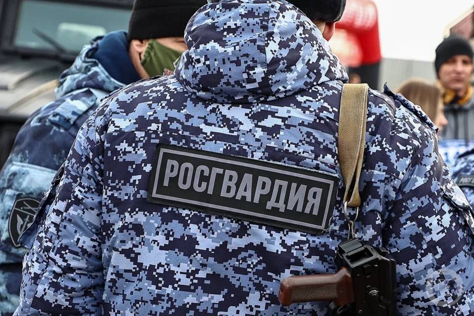 Росгвардейцы поймали волгоградцев, выносивших еду и алкоголь из магазинов
