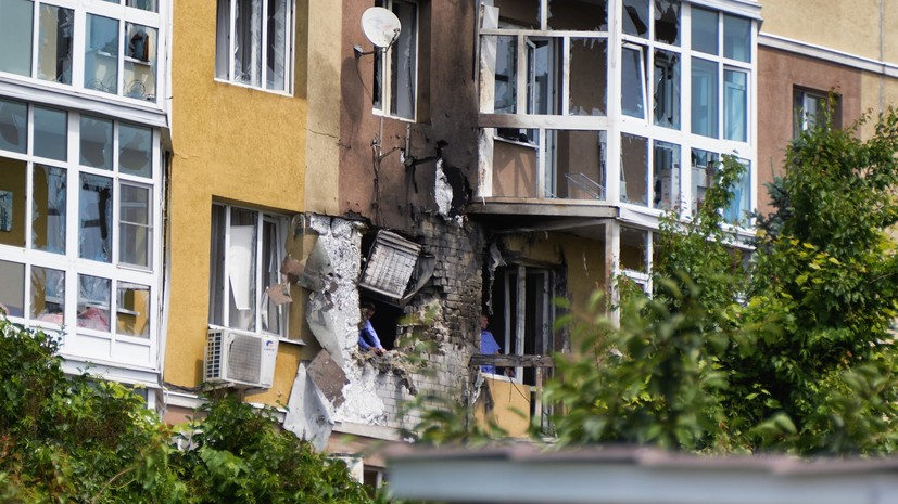 «Троих человек посекло осколками стекла»: в Воронеже на жилой дом упал беспилотник