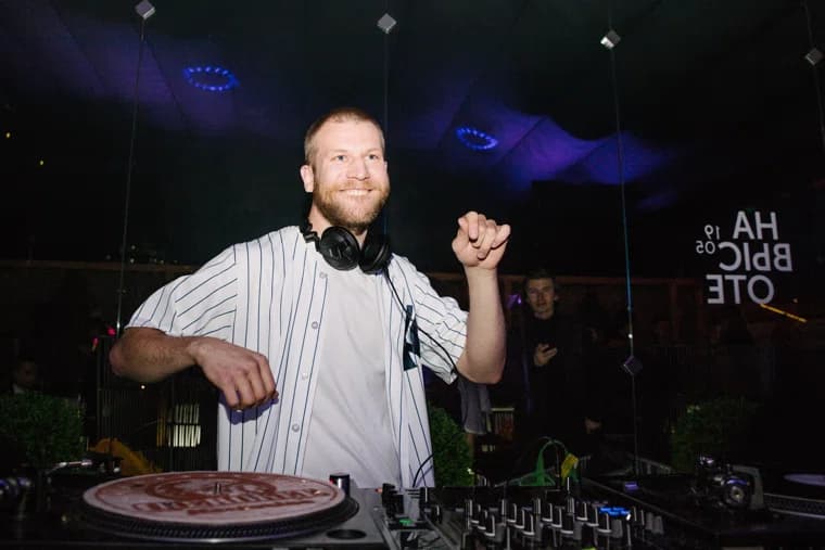 Певец признался в странном поведении