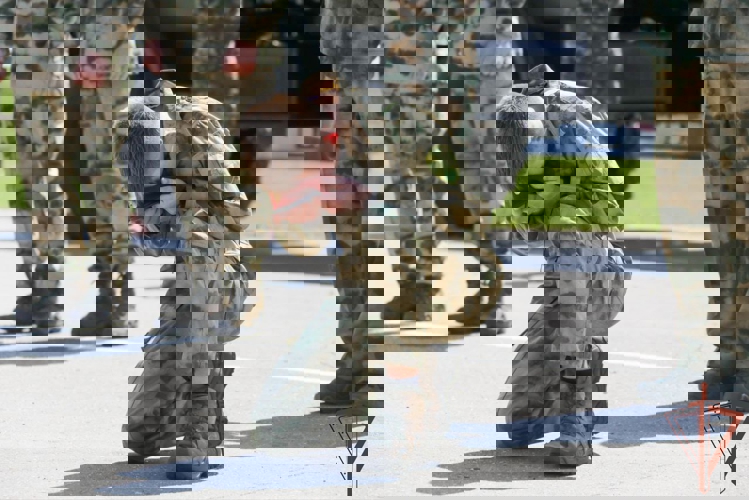 Генерал-полковник Юрий Яшин поздравил спецназовцев, которые успешно прошли квалификационное испытание на право ношения крапового берета (видео)