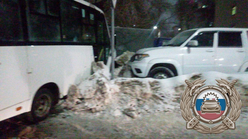 В Саратове маршрутка протаранила три автомобиля
