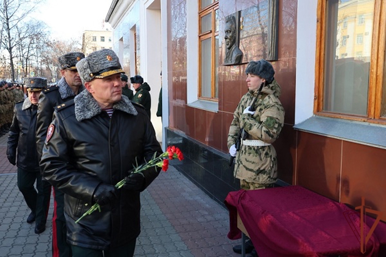 На Дальнем Востоке росгвардейцы почтили память Героев Отечества 