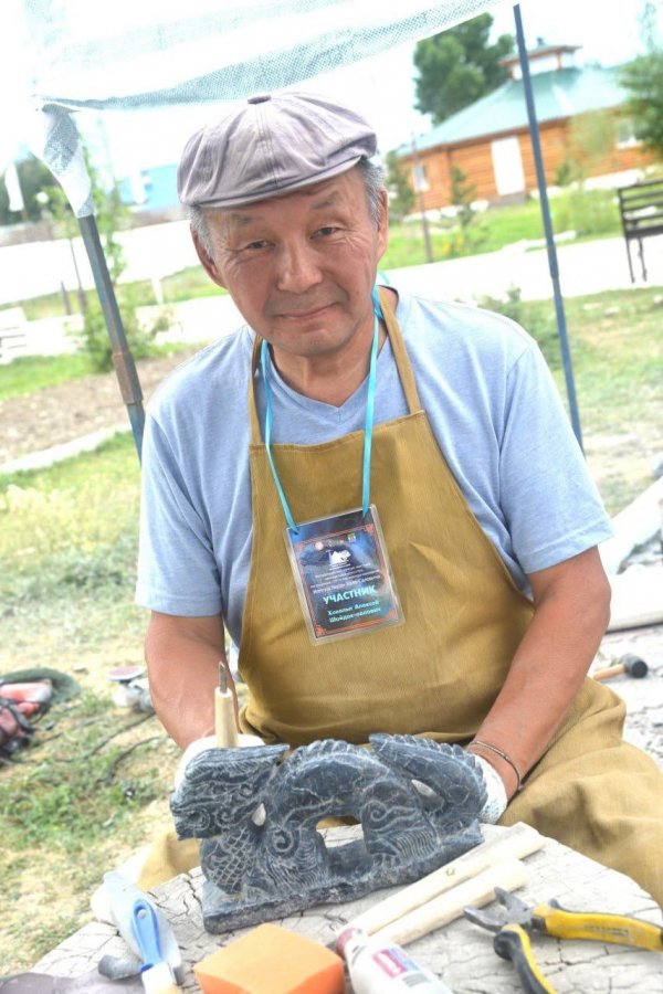 На 59-м году умер известный тувинский живописец, камнерез Алексей Ховалыг