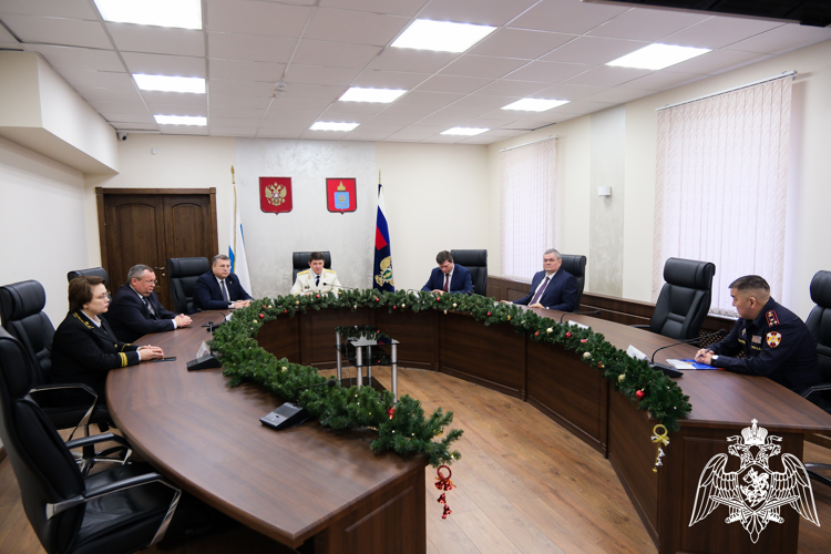 Росгвардейцы поздравили сотрудников прокуратуры с профессиональным праздником в Астрахани