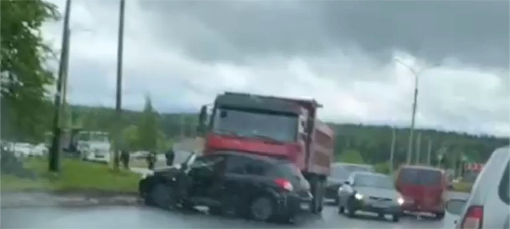 В дтп попали сразу 7 люксовых автомобилей