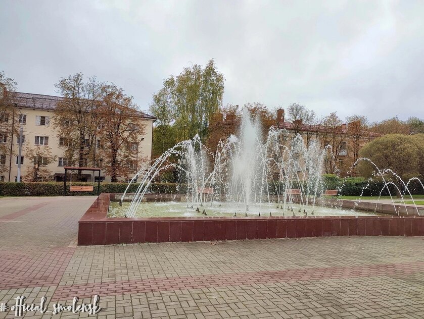 Красный кирпичный дом в Смоленске на Дзержинке.