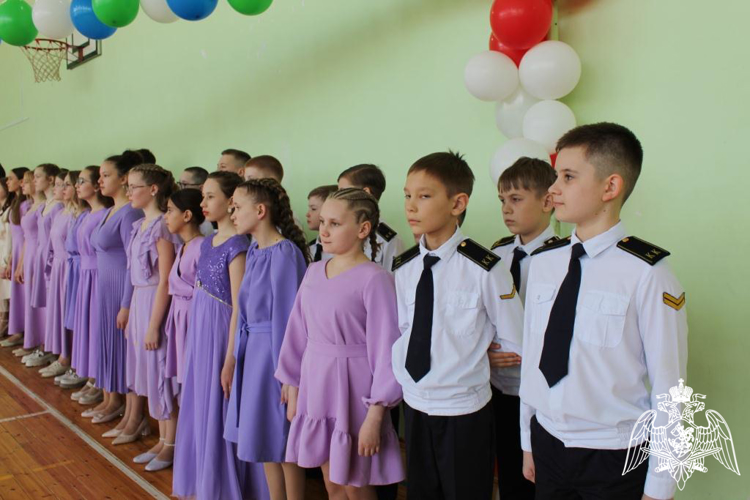 Офицеры Росгвардии приняли участие в открытии кадетского бала в подшефной Выльгортской школе