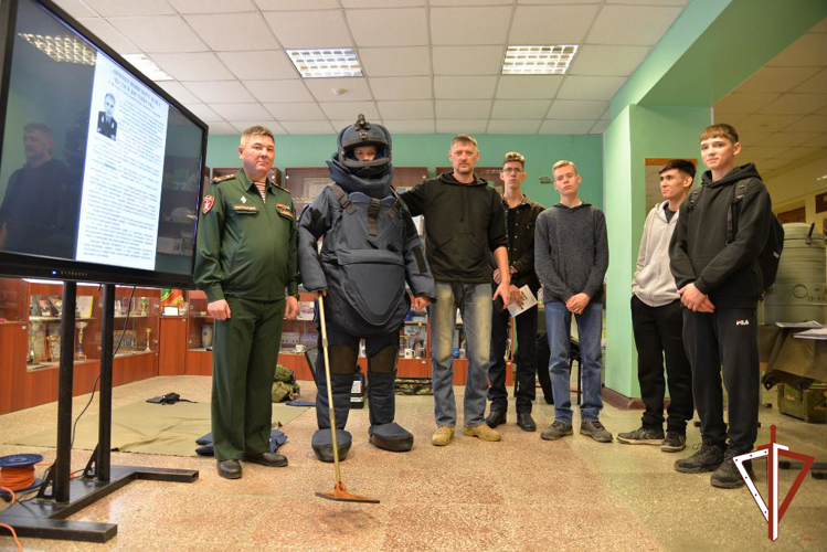 В Екатеринбурге офицер Росгвардии провел для школьников открытый урок, приуроченный к 100-летию генерал-майора Николая Андрианова 