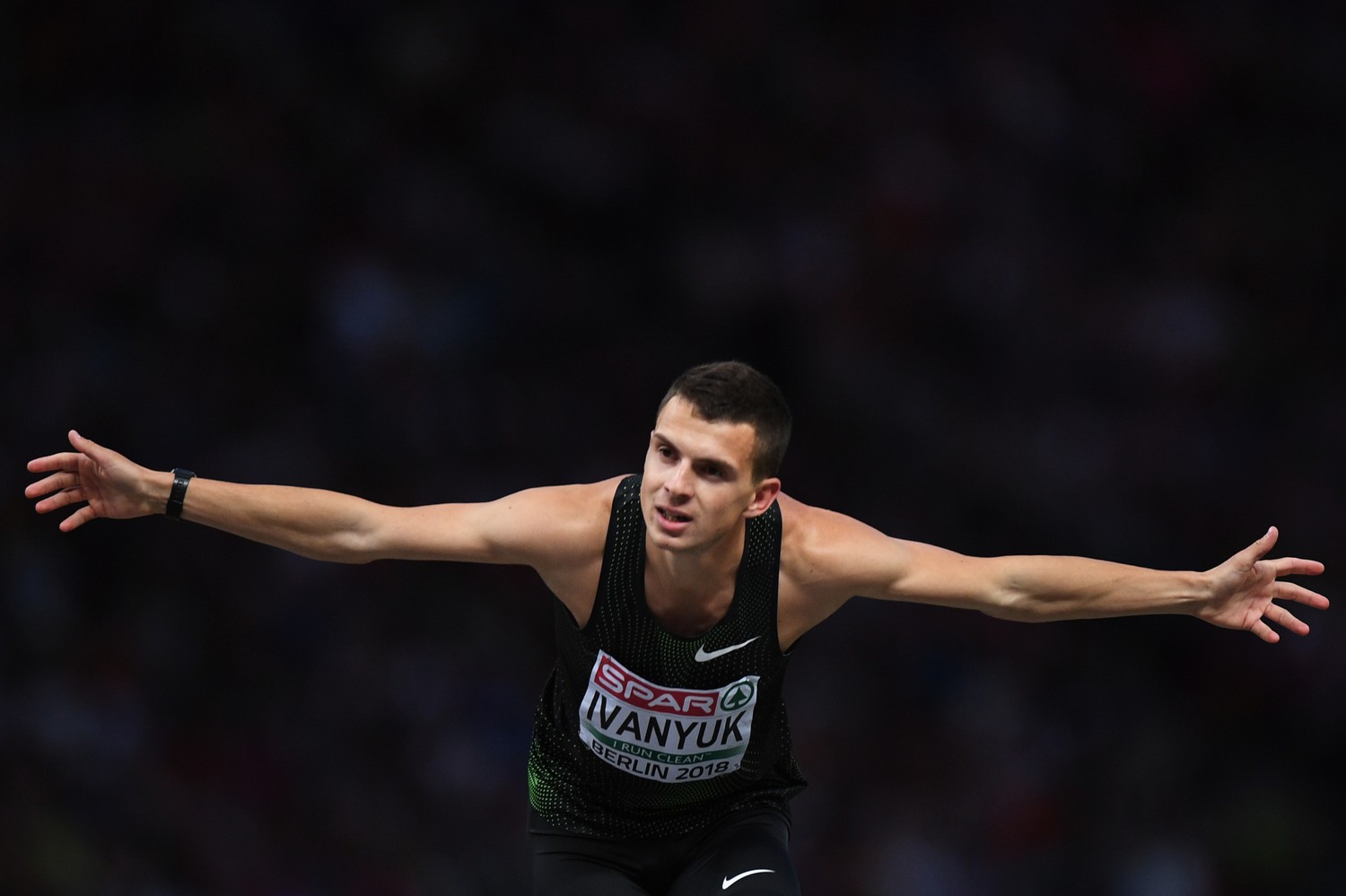 Американский спортсмен прыгнул в длину 6м