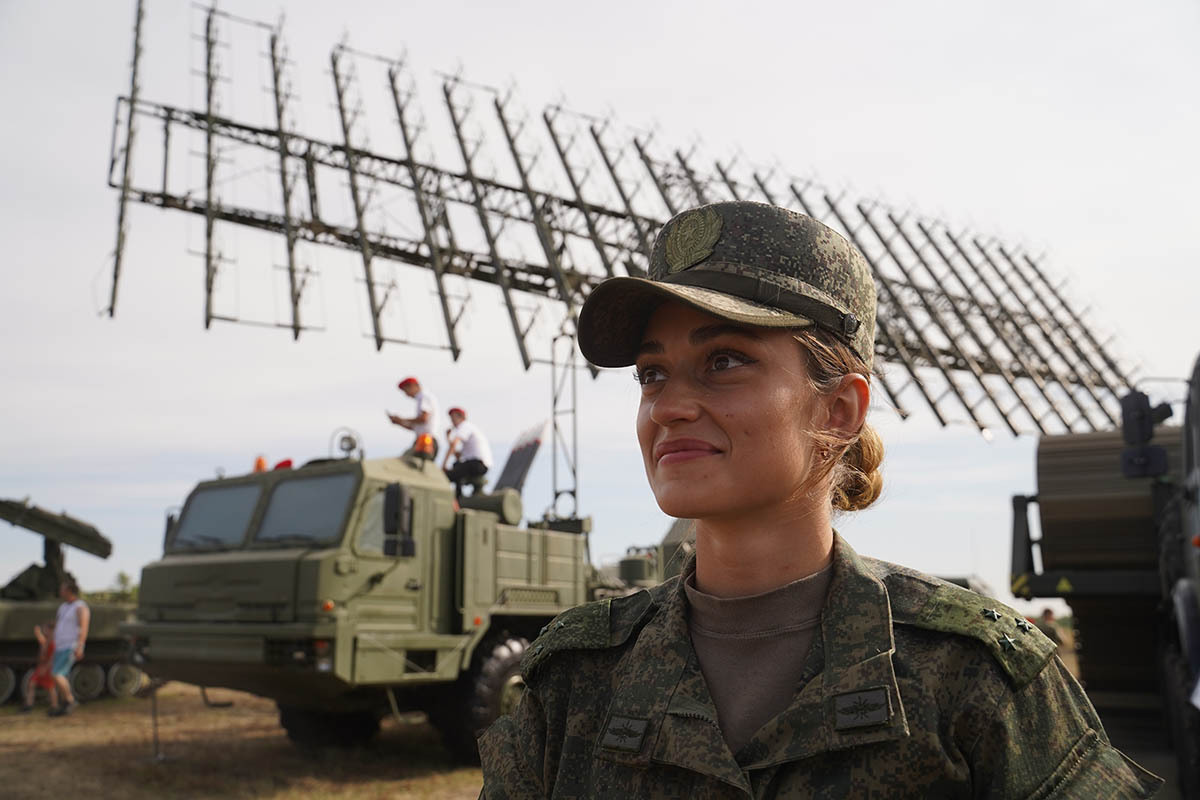 защитница отечества. будут ли призваны женщины. женские армии без одежды. будут ли призваны женщины. женщины служащие.