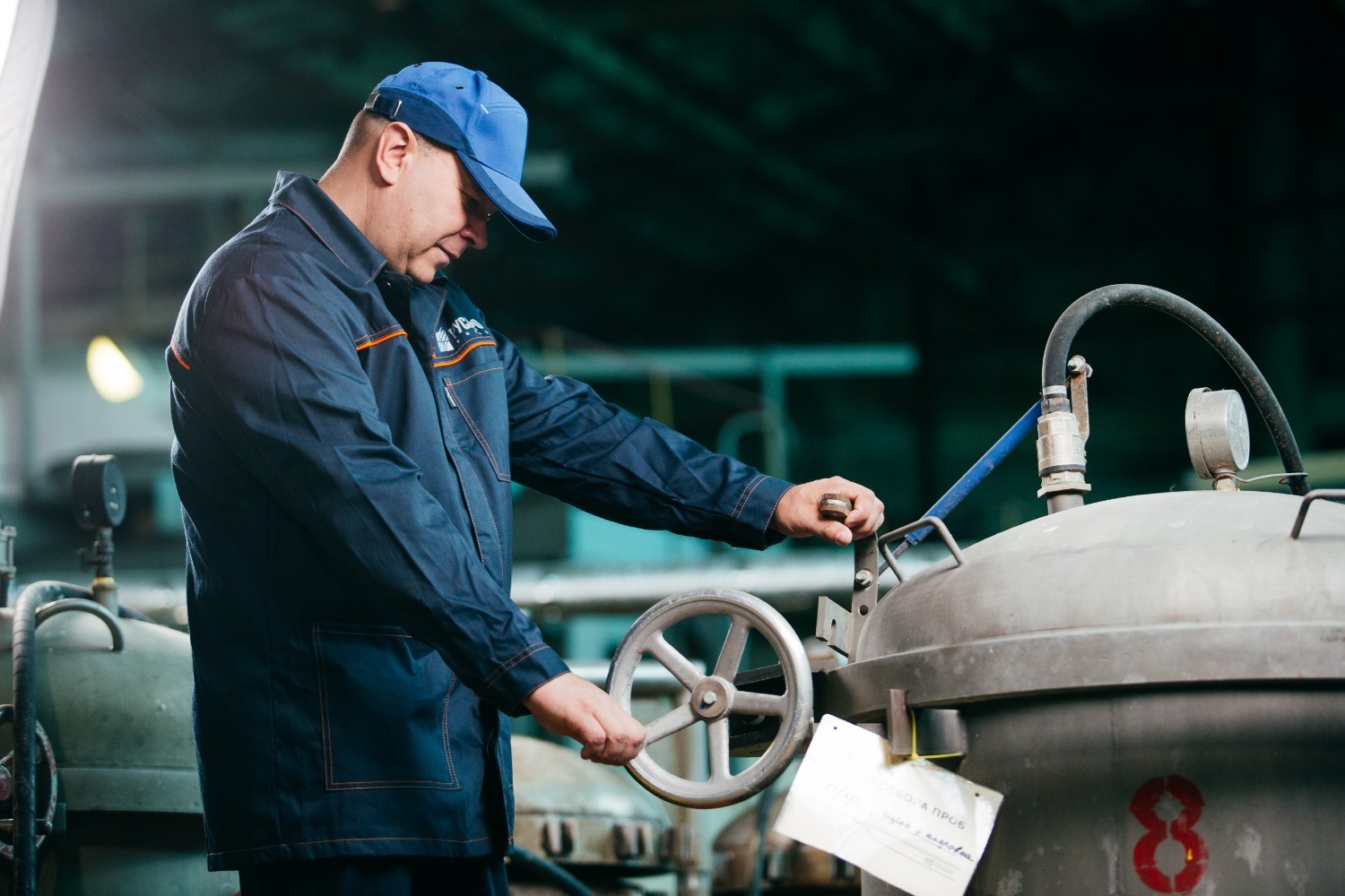 промышленный инженер. рабочие профессии. индустриальные профессии. фото рабочих профессий. инженер на заводе.