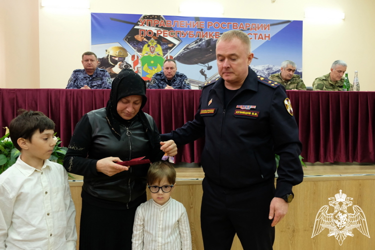 Орден Мужества погибшего росгвардейца передали его родным в Дагестане