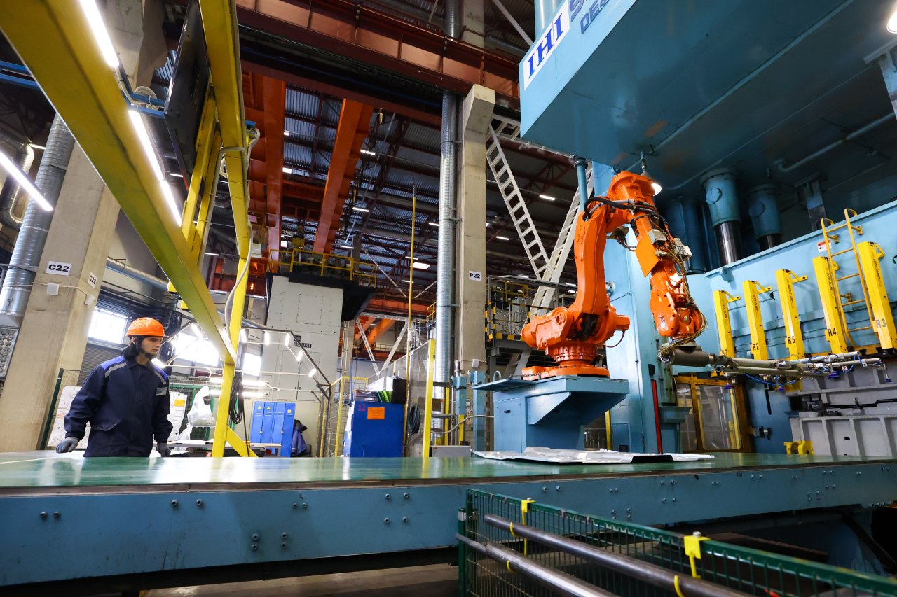 на заводе 14 малых. киль самолета мс 21. малый производственный бизнес. фасовщик на производство кофе. на заводе 14 малых.