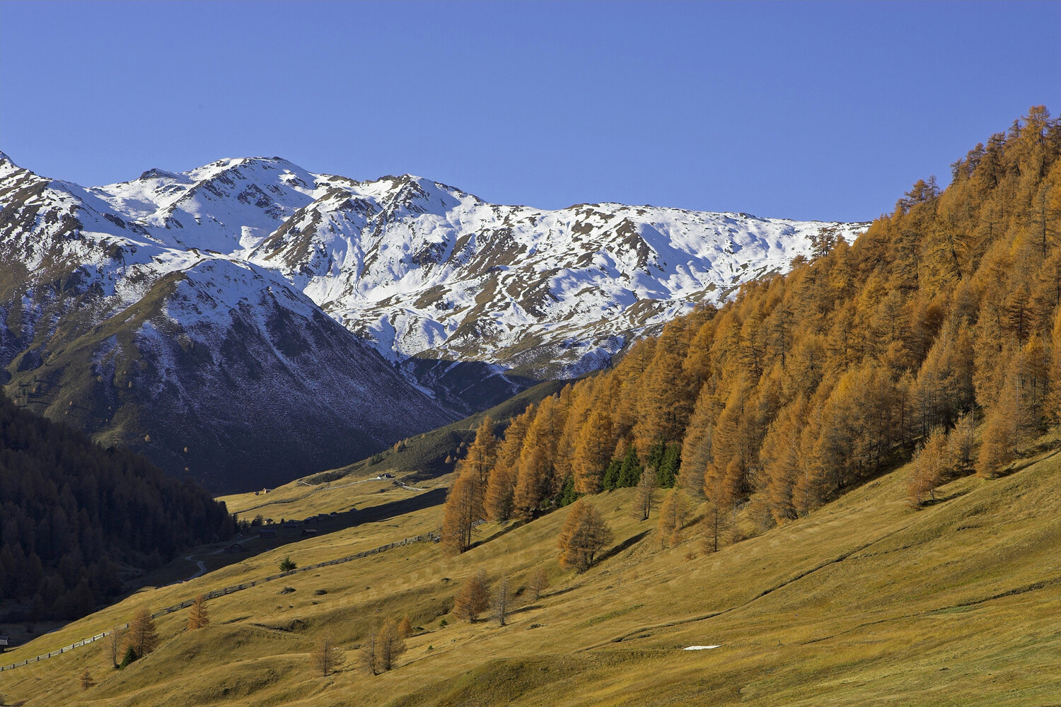 Above mountains. Горы Южной Калифорнии. Джулиан Сэндс в роли чернокнижника.