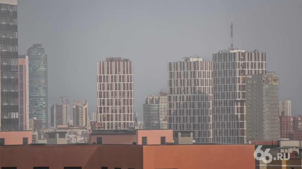 Екатеринбург затянуло смогом от пожаров в Березовском. Когда рассеется дым?