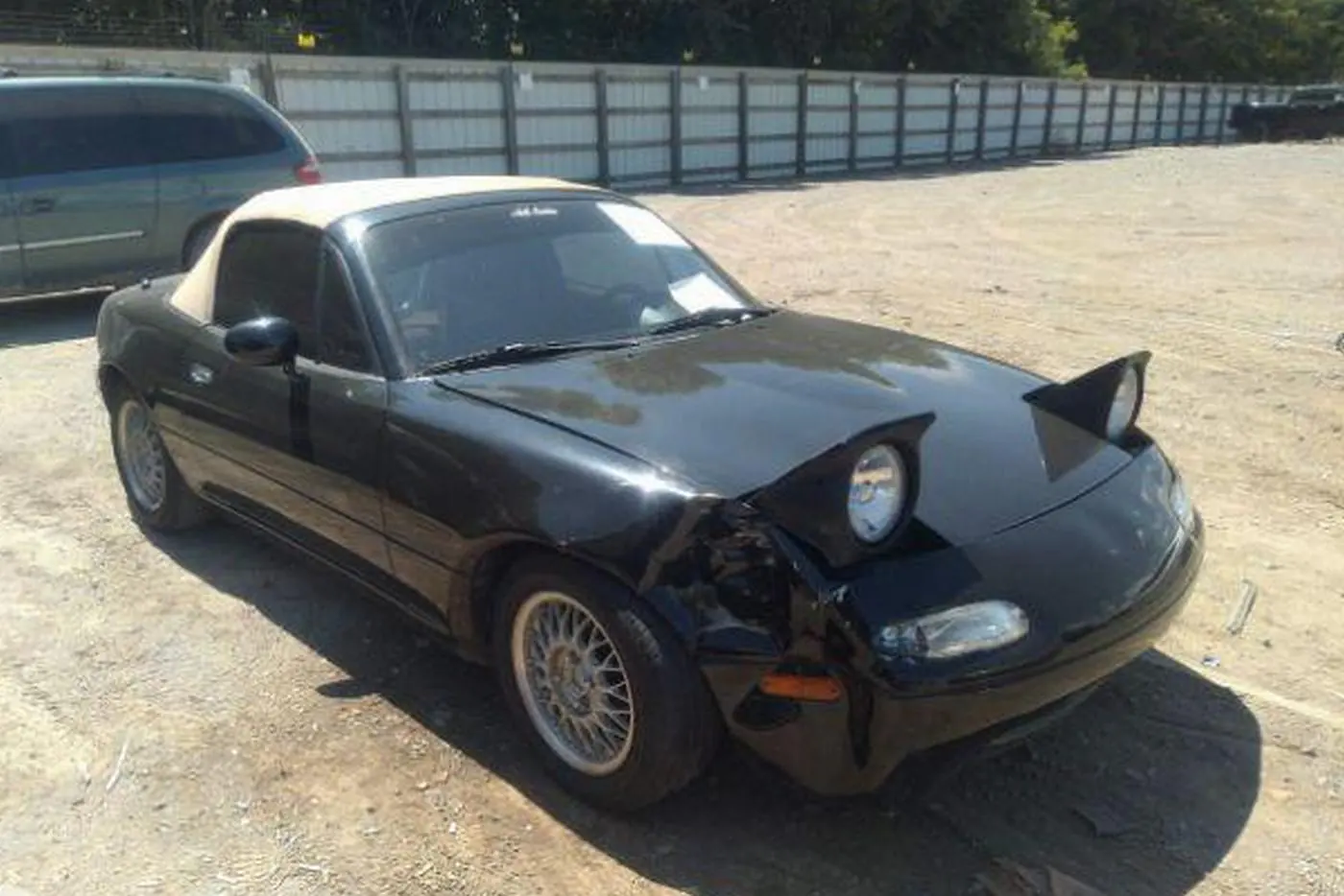 Была бита, дважды горела, но побеждает в гонках: история редкой Mazda Miata из США