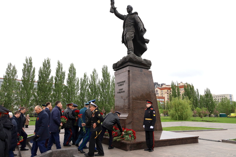 Начальник Управления Росгвардии по Республике Татарстан принял участие в церемонии возложения цветов к Вечному огню в День Победы