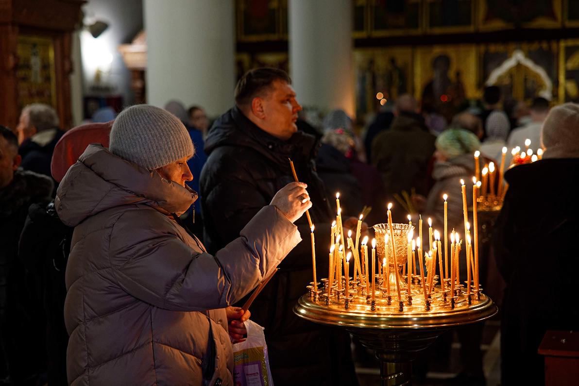 Рождество отмечают с 6 на 7. Православное Рождество. Рождество в храме. Фото с Рождеством. Православный Рождественский вечер.