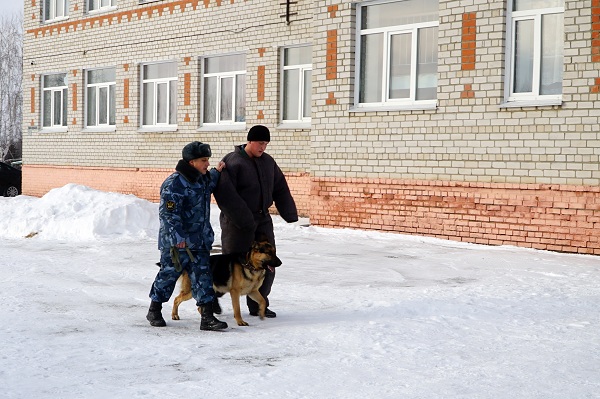 Сотрудники УФСИН России по Алтайскому краю посетили военно-патриотический клуб, которым руководит ветеран УИС.