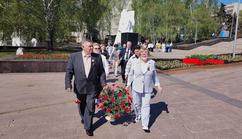 Помним, гордимся, чтим! Члены Ульяновского регионального отделения АЮР возложили цветы к обелиску 30-летия Победы
