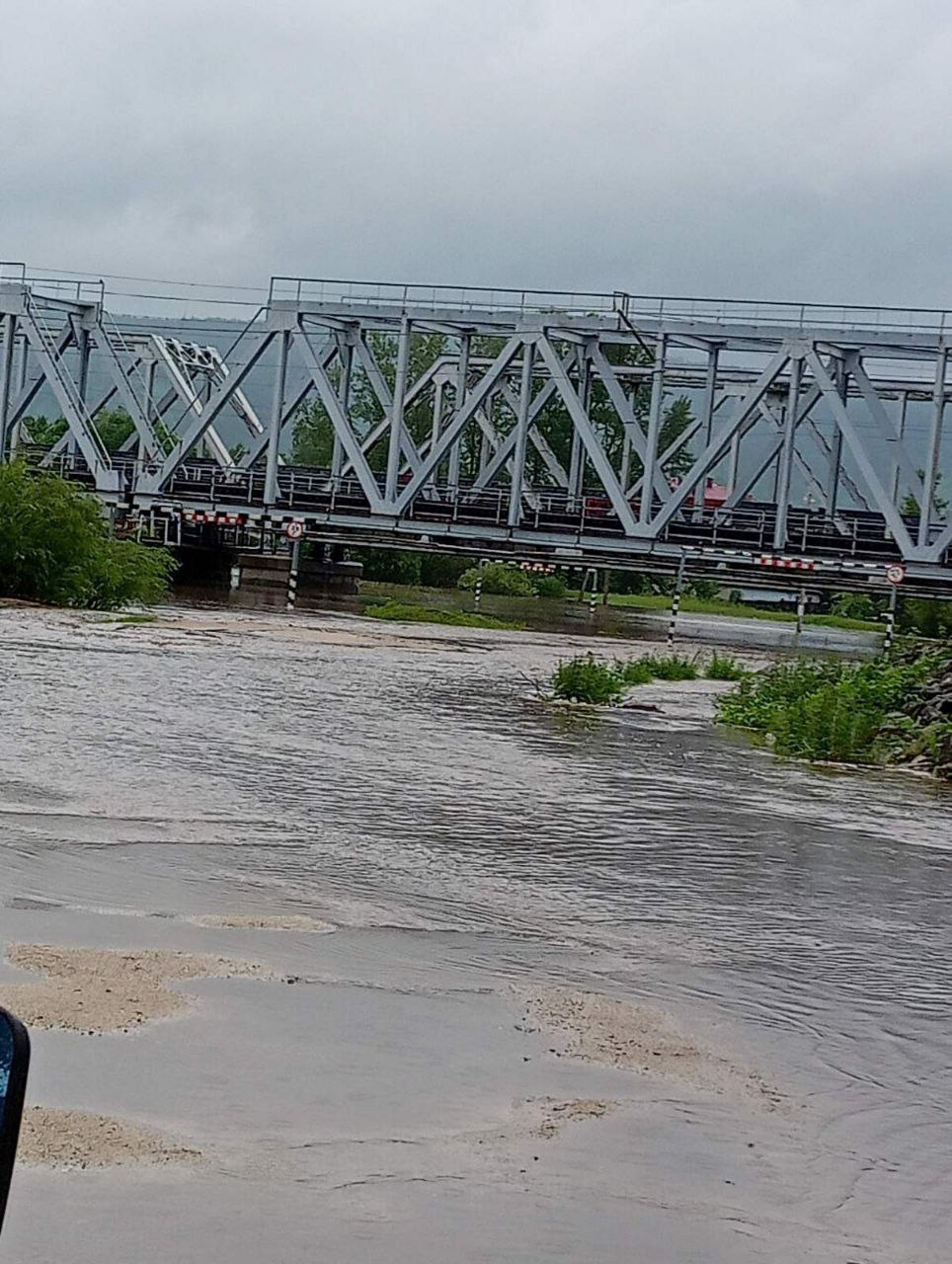 Вода дошла практически до железнодорожного моста