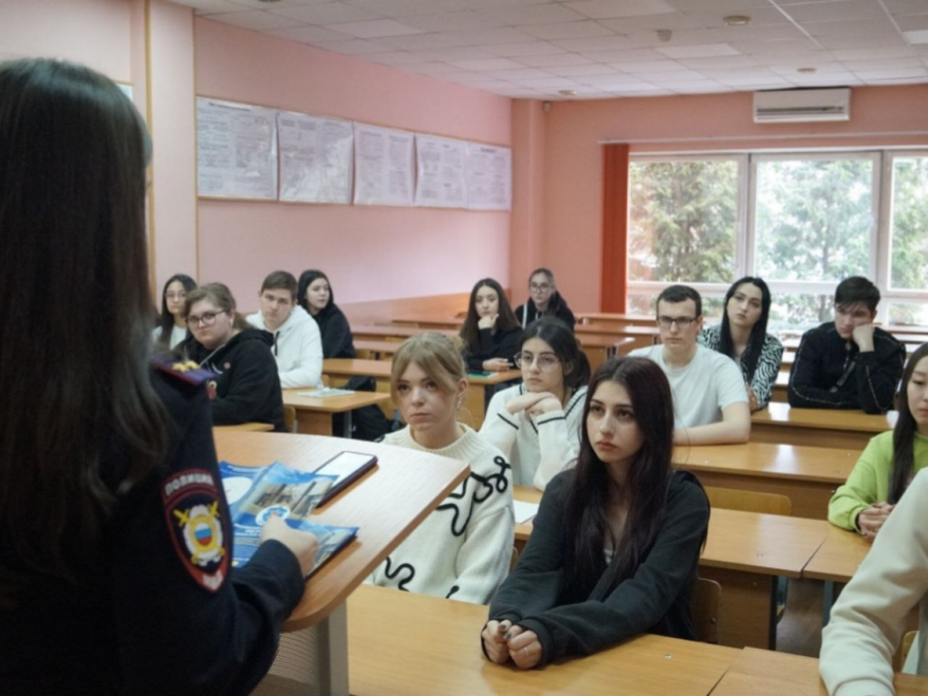 «Есть такая профессия»: сотрудники полиции рассказали о своей работе студентам в Видном