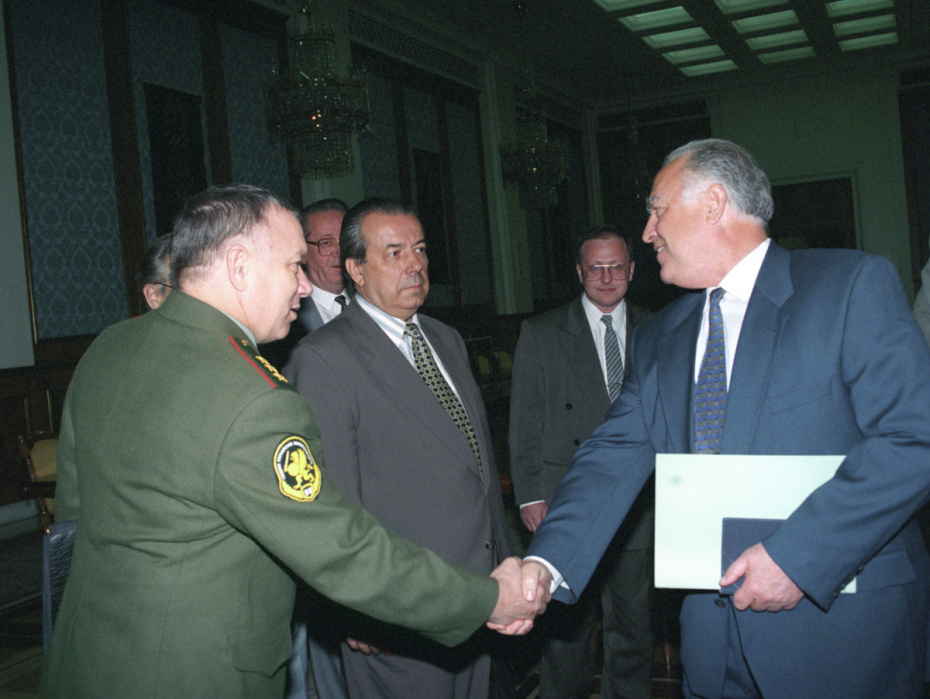 Виктор Черномырдин (справа) и члены российской делегации на переговорах по мирному урегулированию в Чечне