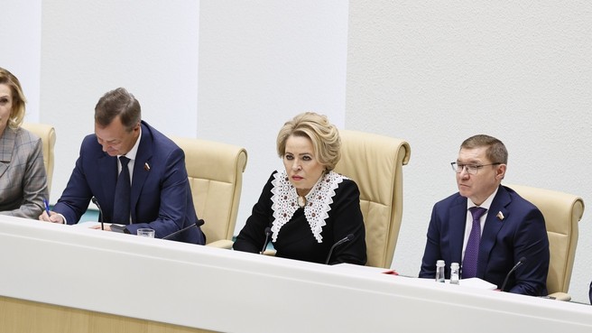 Председатель Совета Федерации Валентина Матвиенко с Первым заместителем Андреем Яцкиным (слева) и Первым заместителем Владимиром Якушевым