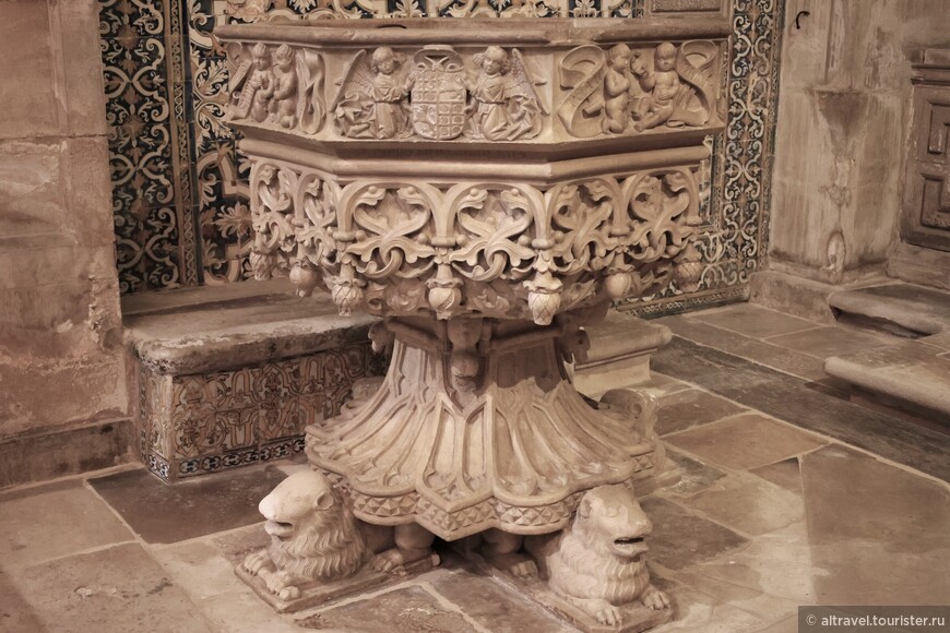 Купель в стиле мануэлино (переехала из Старого собора).