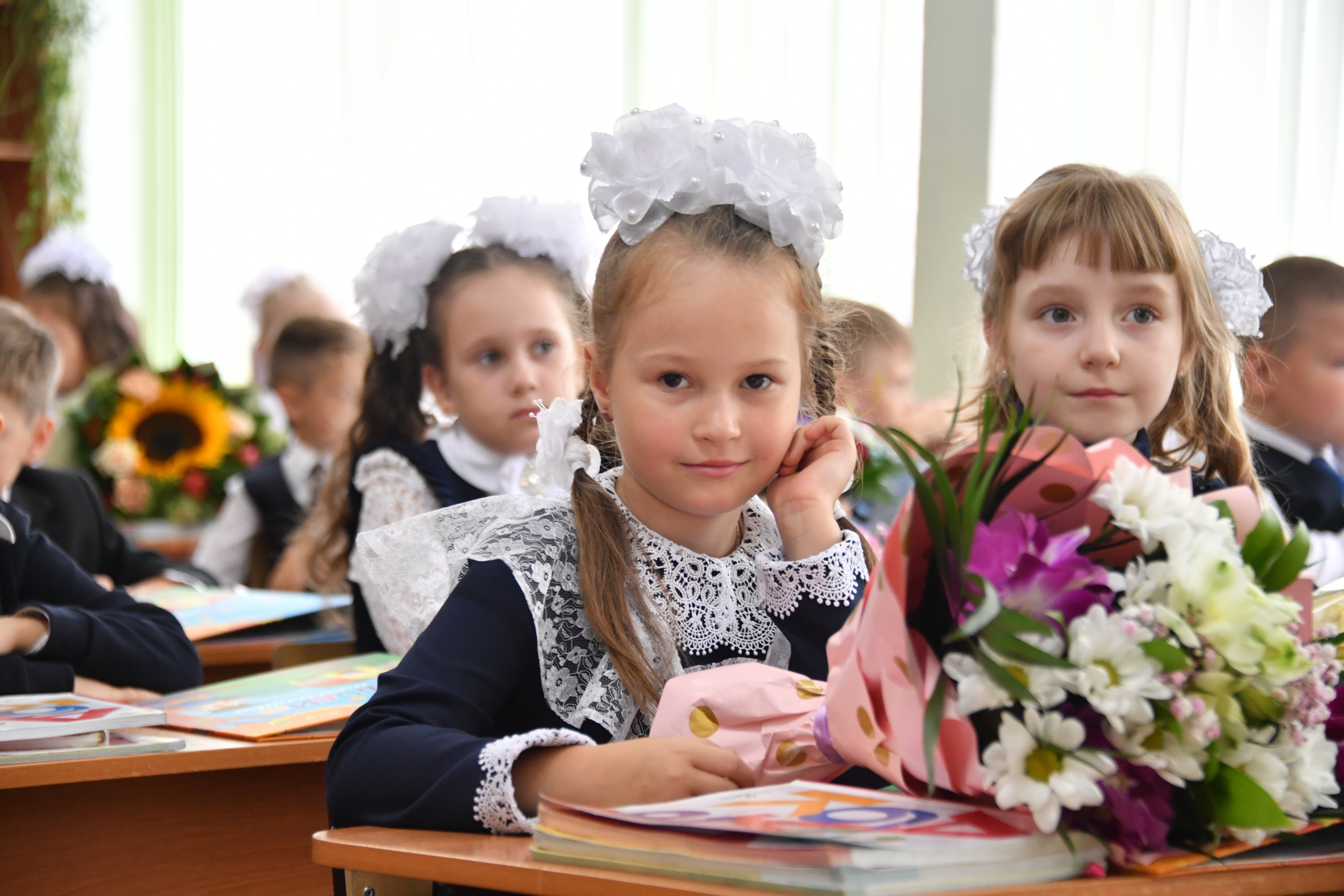 Школьники первый класс. Первоклассник за партой. Первоклашки за партами 1 сентября. Школьники за партой. С 1 сентября первокласснику.