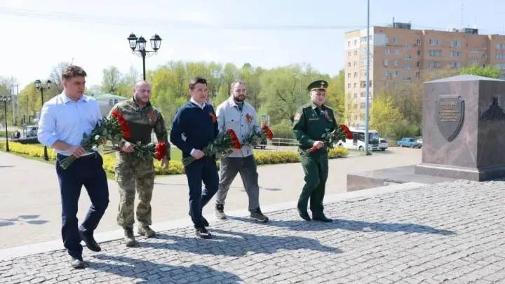 Ветераны СВО и губернатор Воробьёв возложили цветы к стеле Город воинской славы