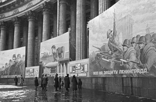 Блокада Ленинграда. Горожане на выставке плакатов, призывающих к борьбе с фашистскими захватчиками, на колоннаде Казанского собора в блокадном Ленинграде. С 1932 года по 1991 год храм был недействующим, поскольку в нем располагался Музей истории религии и атеизма Академии наук СССР. - Sputnik Грузия