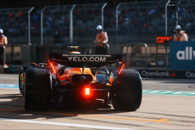 Машина McLaren на пит-лейн автодрома COTA, фото пресс-службы команды