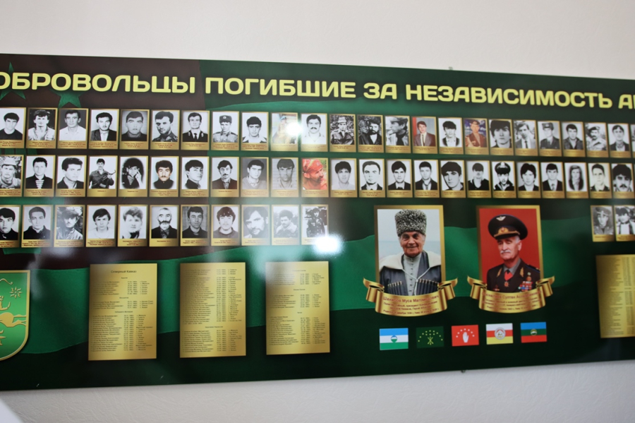 Фотостенд погибших добровольцев в войне в Абхазии открыли в сухумском офисе «Движения матерей Абхазии за мир и социальную справедливость»