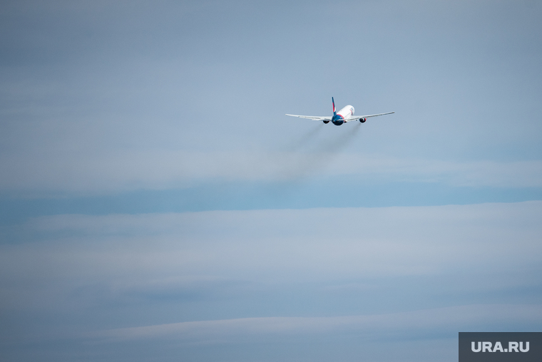 Международный аэропорт «Кольцово». Екатеринбург, взлетная полоса, взлет, пассажирский самолет, самолет, самолет в небе, авиаперевозки, авиаперелет, авиасообщение