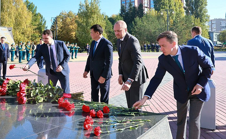 Делегация Совета Федерации приняла участие в возложении цветов к мемориальному комплексу погибших воинов и героев Великой Отечественной войны «Победа»