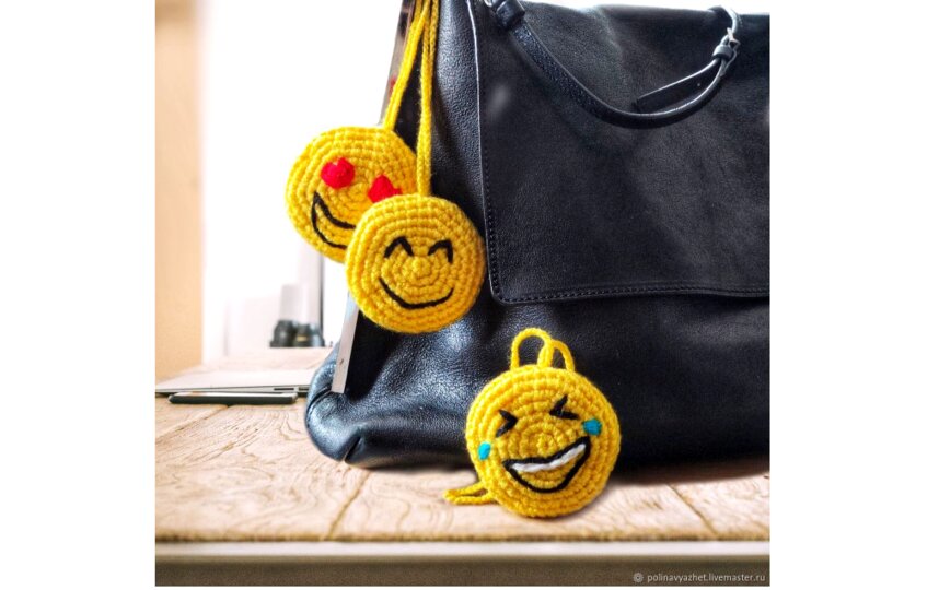 Очень много креативных и недорогих украшений для сумки можно найти в Сети. Фото livemaster.ru