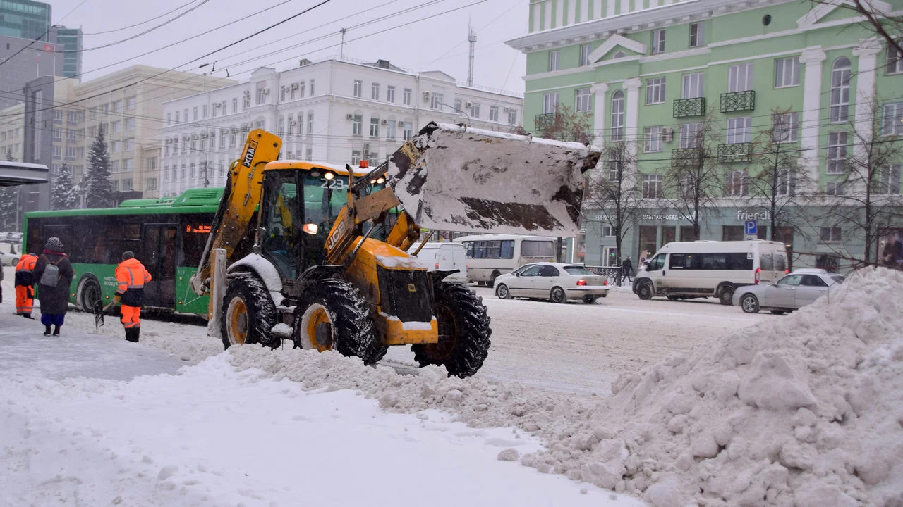 Сквозь снег: что нужно знать об уборке дорог и тротуаров Челябинска зимой