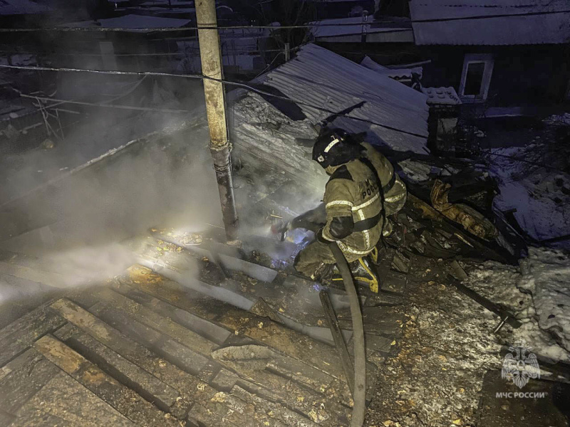 За минувшие сутки омские огнеборцы ликвидировали 11 пожаров