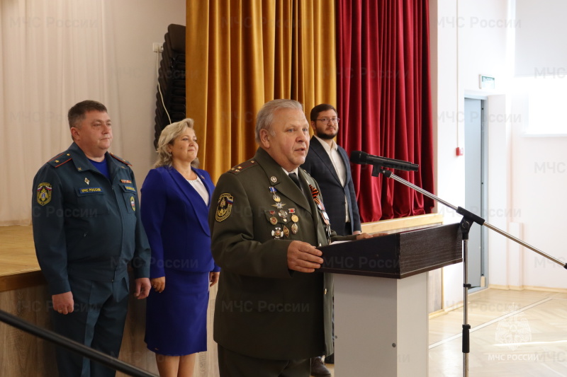 Кадетской школе №7 имени В.В. Кашкадамовой вручили копию Знамени Победы