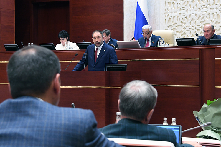 Раис РТ Рустам Минниханов предложил Песошину сохранить свой пост. Тот возглавил правительство республики в 2017 году, а до этого работал на разных должностях в исполкоме Казани