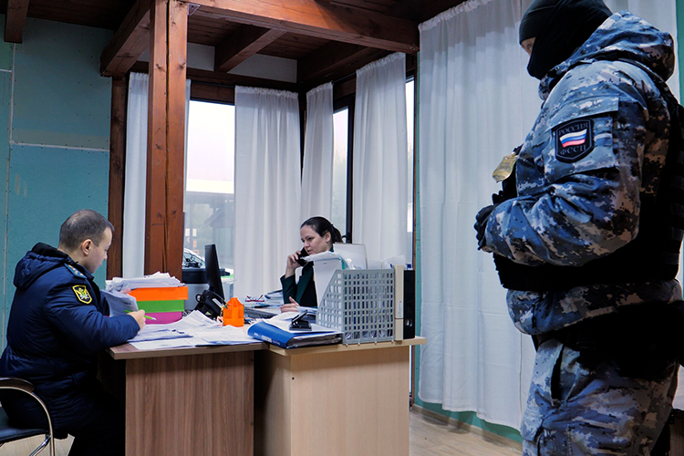 Главный бухгалтер ГСОК по имени Наталья рассказала, что компания в курсе задолженности и сама она лично «была по этому вопросу у прокурора»