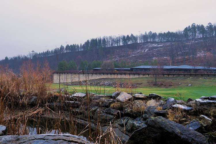 Узнаем от приставов, что ООО «Свияга» задолжало налоговой службе Татарстана 33 млн рублей, а АО «Горнолыжный спортивно-оздоровительный комплекс «Казань» (ГСОК) — 18 млн рублей