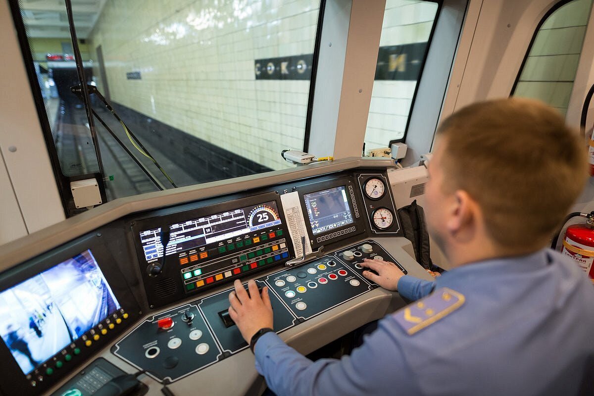 Управляемый поезд. Машинист Московского метрополитена. Jnr class ef66 кабина. Машинист электропоезда метрополитена. Машинист поезда метрополитена.