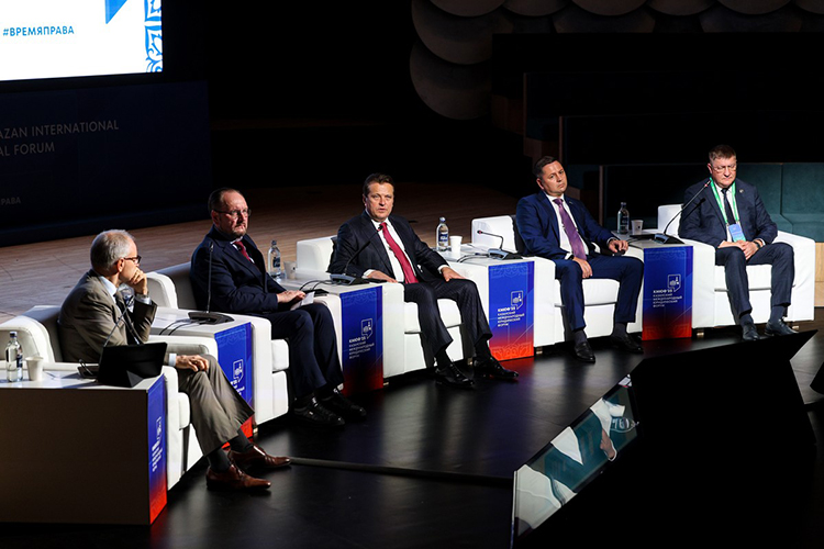 Мэр Казани Ильсур Метшин и депутат Госдумы Илья Вольфсон обсудили комплексное развитие территорий и агломераций, а также будущее российского строительного законодательства, на сессии в рамках четвертого Казанского международного юридического форума (КМЮФ-2025)