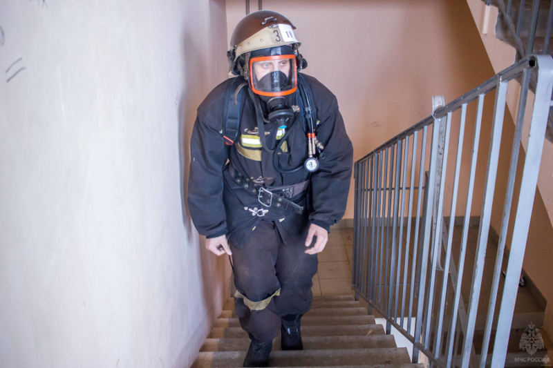 Огнеборцы кировского пoжарно-спасательного гарнизона приняли «Вертикальный вызов»