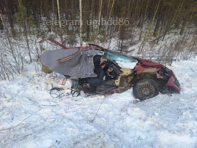 ​Пять человек пострадали в страшной аварии на трассе в ХМАО. Машина всмятку